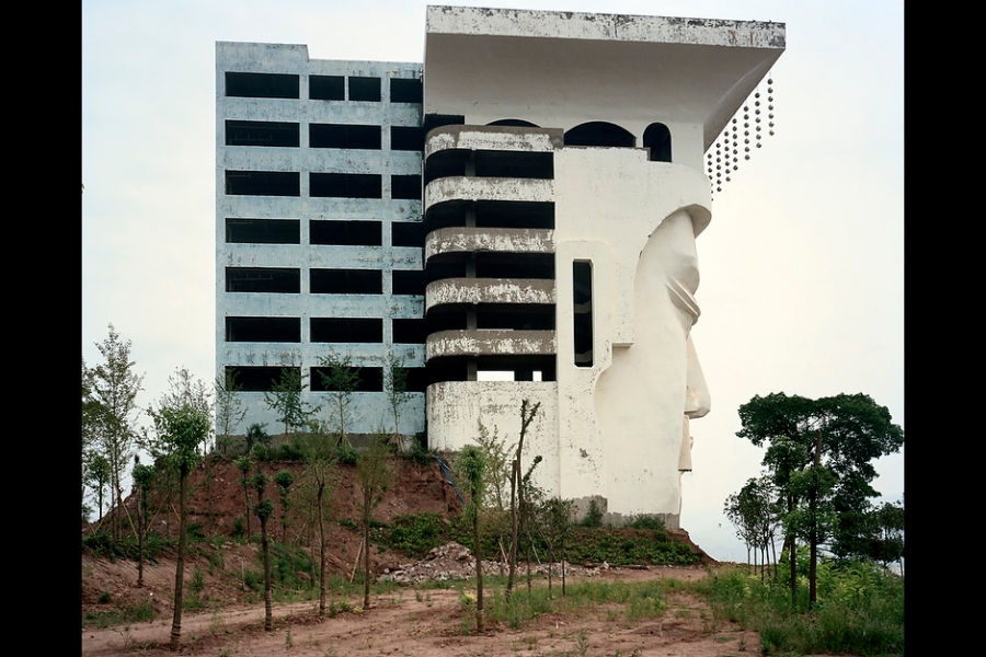 A building in the shape of the face of the Fengdu Emperor. The building was initially planned as a five-star hotel, but has been left half-finished for years.